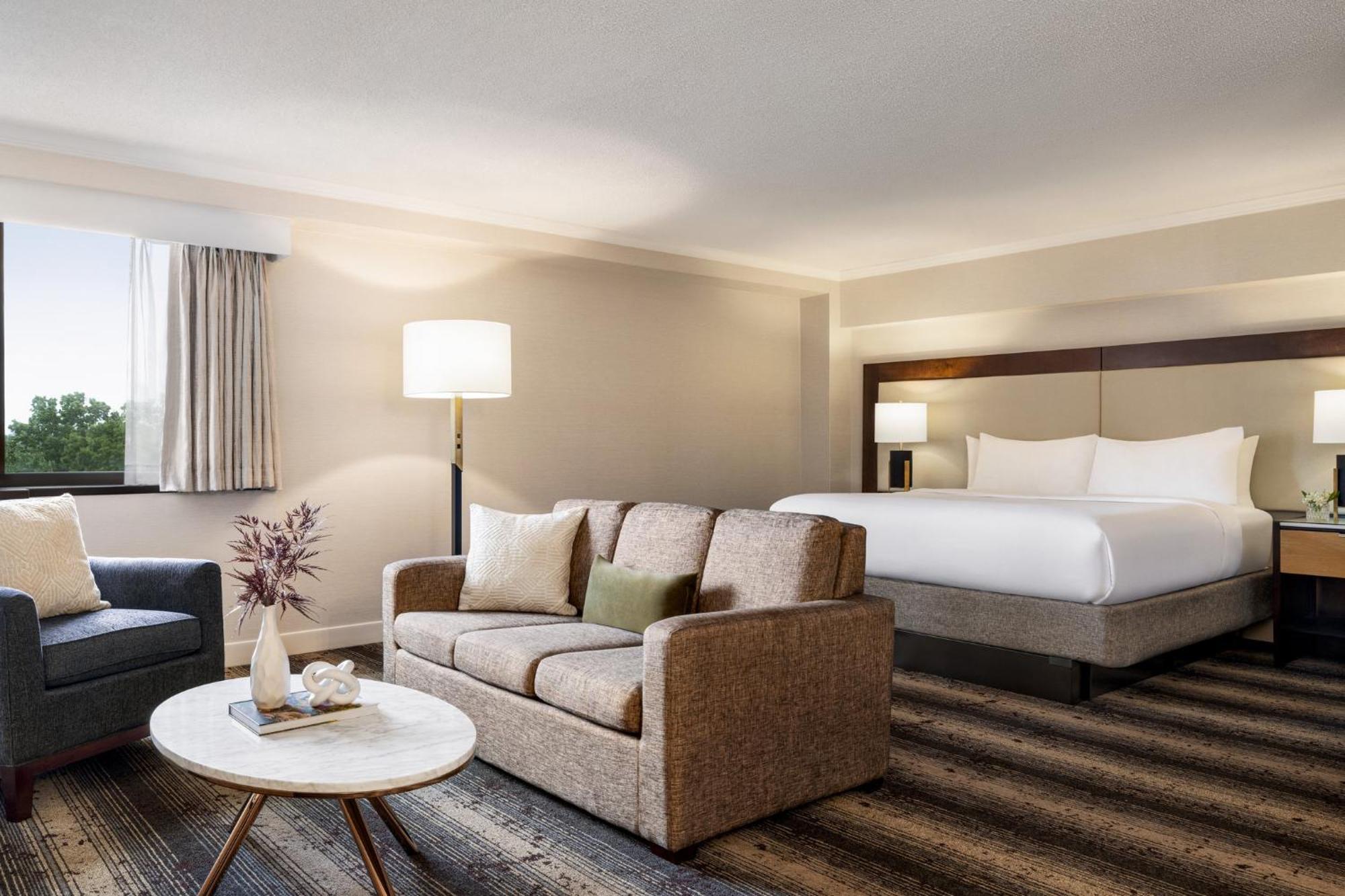 Crowne Plaza Edison By Ihg Hotel Exterior photo